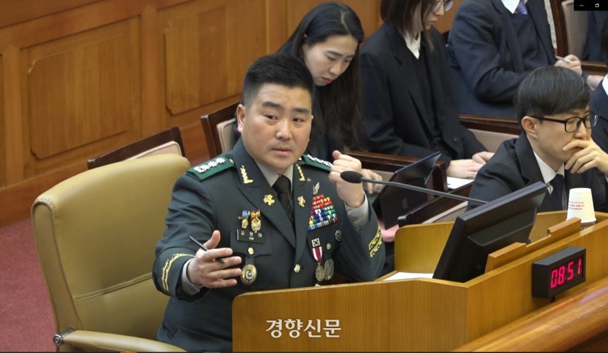 지난 2월6일 서울 종로구 헌법재판소 대심판정에서 열린 윤석열 전 대통령 탄핵심판 변론에 김현태 707특수임무단 단장이 증인으로 나와 질문에 답하고 있다.헌법재판소 제공