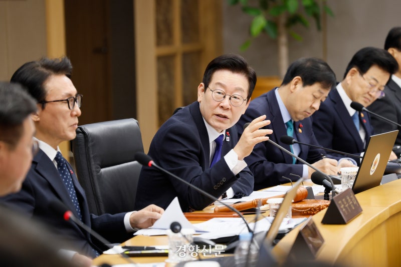 이 대통령 “신안 ‘<b>햇빛</b>연금’ 담당 국장 똑똑하더라, 데려다 쓰자”·...