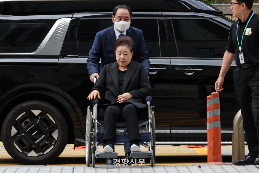 김건희 여사와 권성동 국민의힘 의원에게 금품을 주고 교단 현안을 청탁한 혐의를 받는 한학자 통일교 총재가 9월22일 구속 영장 심사를 받기 위해 서울 서초구 서울중앙지방법원으로 출석하고 있다.성동훈 기자