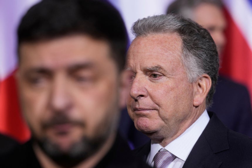 볼로디미르 젤렌스키 우크라이나 대통령과 스티브 윗코프 미 중동특사가 15일(현지시간) 독일 베를린 총리실에서 회담하고 있다.로이터연합뉴스