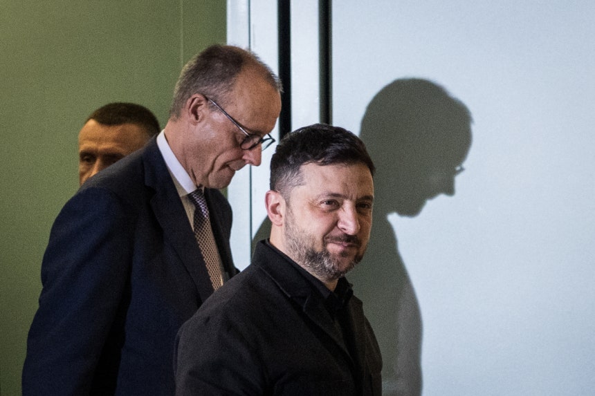 볼로디미르 젤렌스키 우크라이나 대통령과 프리드리히 메르츠 독일 총리가 15일(현지시간) 독일 베를린 총리실에서 공동 기자회견을 마친 후 비공개 회담을 위해 들어서고 있다.EPA연합뉴스