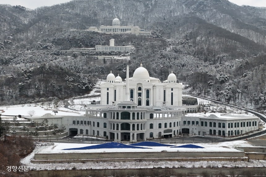 경찰이 정치권 금품수수 의혹과 관련해 통일교 전방위 압수수색을 진행한 지난 15일 경기 가평군 통일교 본부에 적막이 흐르고 있다.정효진 기자