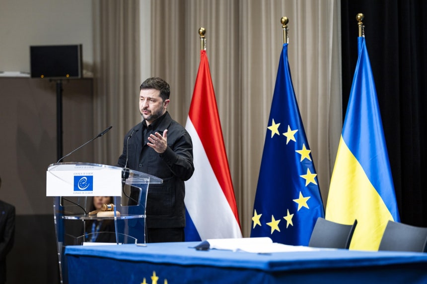 볼로디미르 젤렌스키 우크라이나 대통령이 16일(현지시간) 네덜란드 헤이그에서 열린 유럽평의회 회의 중 연설하고 있다.EPA연합뉴스