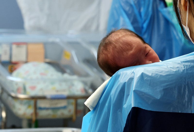 [사설]10% 올라선 ‘신생아 아빠 육아휴직’, 일·가정 양립 척도 돼야