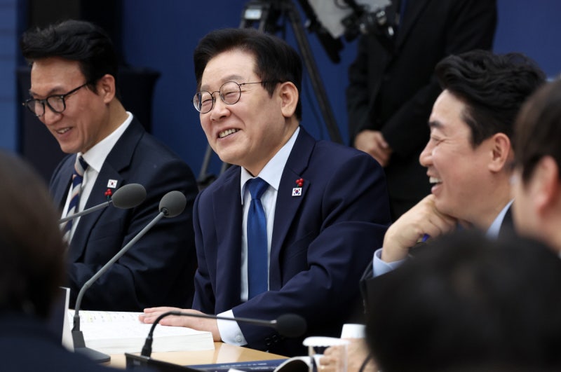 이 대통령 “집회 진압에 경찰력 소비…수사·치안으로 돌려야”