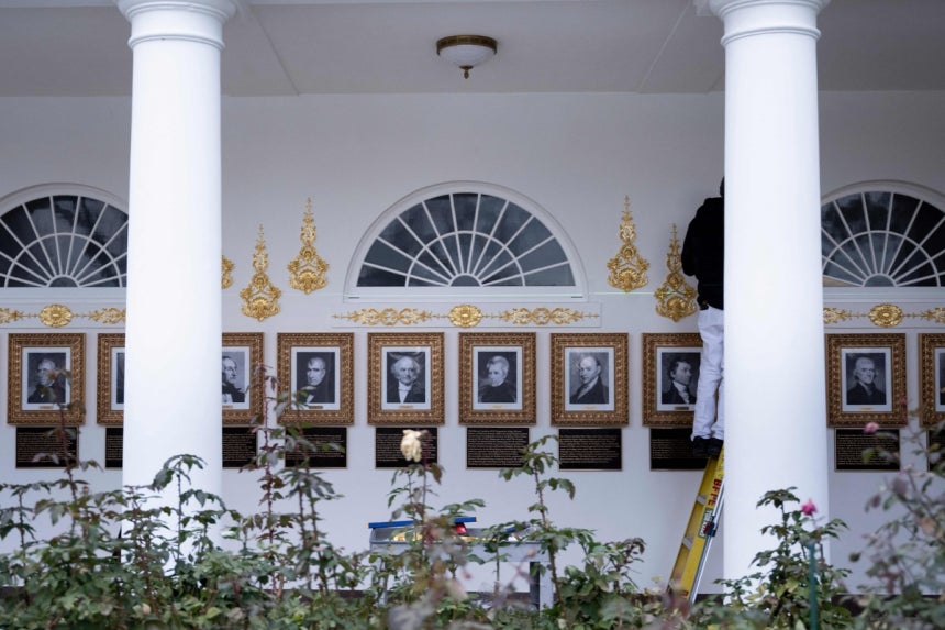 17일(현지시간) 워싱턴 백악관 업무동 웨스트윙에‘대통령 명예의 길’을 따라 걸린 역대 대통령 사진 아래 인물평과 업적을 소개하는 동판이 설치돼있다.조 비아든 전임 대통령만 초상이 아닌‘오토펜(자동서명기)’사