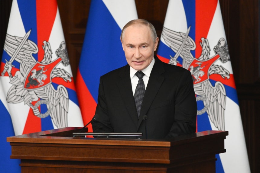 블라디미르 푸틴 러시아 대통령이 17일(현지시간) 국방부 연례 간부회의에서 연설하고 있다.타스연합뉴스