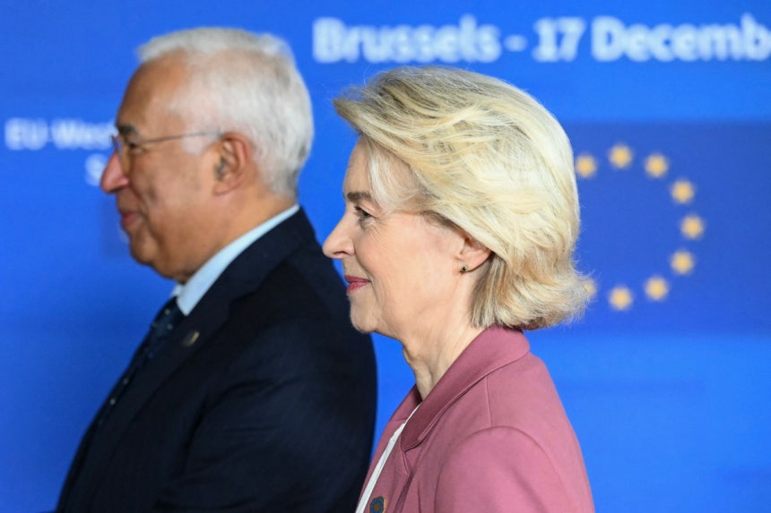 안토니우 코스타 유럽연합(EU) 정상회의 상임의장과 우르줄라 폰데어라이엔 EU 집행위원장이 17일(현지시간) 벨기에 브뤼셀에서 열리는 유럽평의회를 앞두고 도착하는 관계자들을 환영하고 있다.AFP연합뉴스