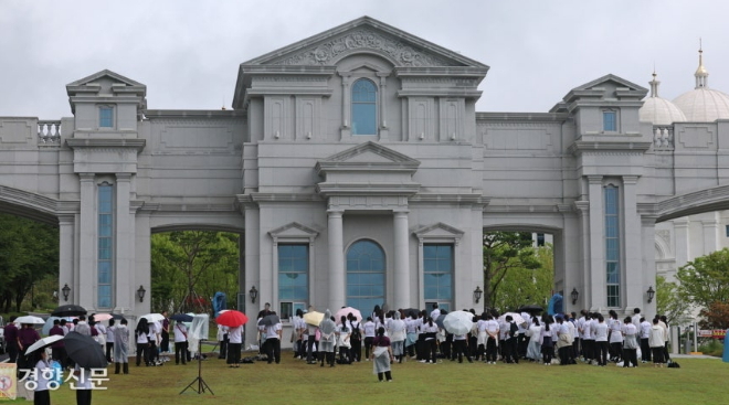 김건희 특검팀이 한학자 통일교 총재가 머무는 경기 가평군 천정궁을 압수수색한 지난 7월18일 통일교 신자들이 건물 입구에서 기도하고 있다.정효진 기자