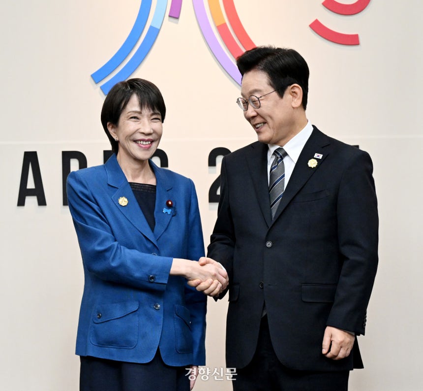 이재명 대통령이 지난 10월30일 경북 경주 아시아·태평양경제협력체 정상회의장에서 다카이치 사나에 일본 총리와 악수하고 있다.김창길 기자