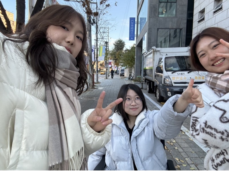 ‘無턱 세상’ 위해 ‘무턱대고’ 나섰다···가게 문턱 두드리는 청소년 셋