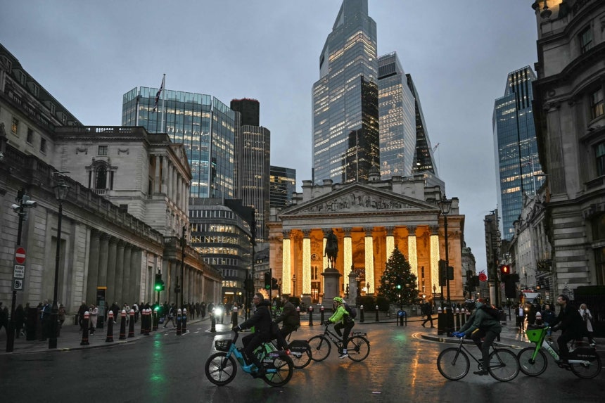 영국 중앙은행 잉글랜드은행(BOE)이 기준금리를 3.75%로 인하한 18일(현지시간) 영국 런던에 있는 BOE 앞 모습.AFP연합뉴스