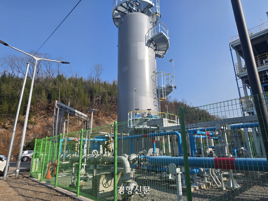 지난 17일 울산시 남구에 위치한 롯데SK에너루트 수소연료전지 발전소의 ‘수소공급 설비’. 울산 석유화학 공장에서 받은 ‘부생수소’는 이 설비를 거쳐 수소압력을 조절된 뒤 수소연료전지로 공급된다. 오동욱 기자