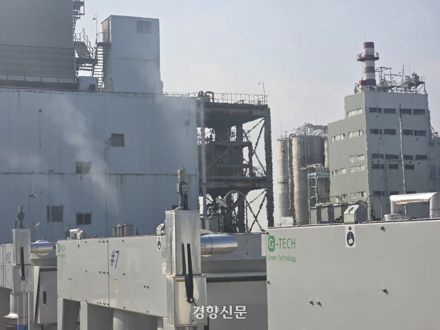 지난 17일 울산시 남구 상개동 롯데SK에너루트 수소연료전지 발전소에서 발생한 수증기와 열이 냉각장치를 거쳐 외부로 빠져나가고 있다. 오동욱 기자
