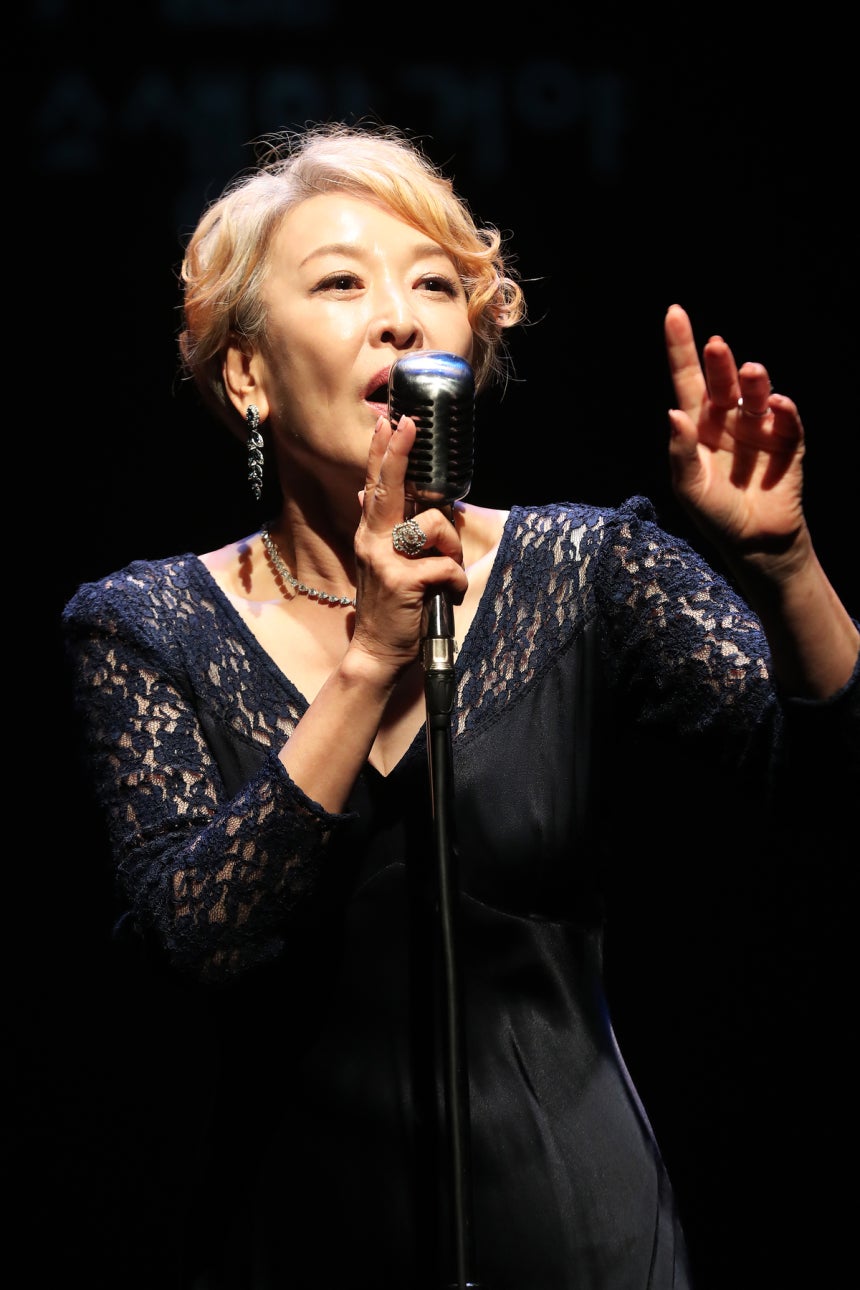 배우 윤석화가 2019년 서울 대학로‘정미소’에서 열린 <딸에게 보내는 편지> 제작발표회에서 노래 시연을 하고 있다.연합뉴스