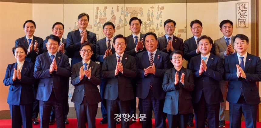 이재명 대통령이 18일 서울 용산 대통령실에서 더불어민주당 대전,충남 국회의원들과 오찬 간담회를 가지며 기념촬영을 하고 있다.2025.12.18 대통령실 제공