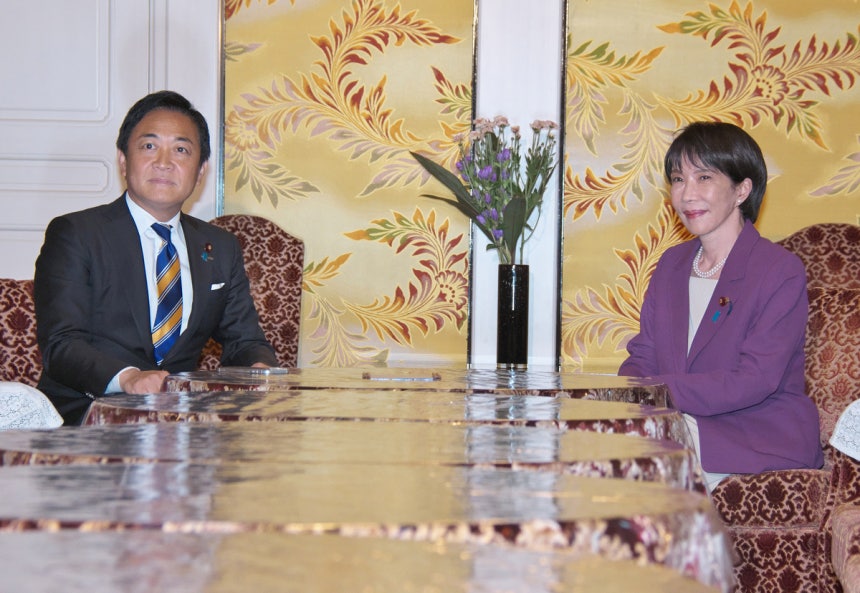 다카이치 사나에 일본 총리(오른쪽)와 다마키 유이치로 국민민주당 대표가 지난 10월15일 도쿄에서 회동하고 있다.UPI연합뉴스