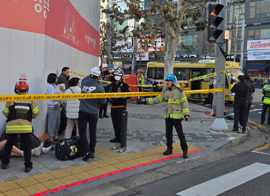 서울 영등포소방서 관계자들이 19일 서울 영등포구 양평역 인근 교통사고 현장에서 구조 활동을 벌이고 있다.서울 영등포소방서 제공