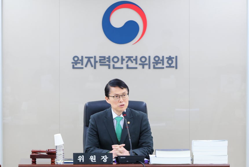 최원호 원자력안전위원회 위원장이 19일 서울 중구 원안위 대회의실에서 열린 227회 회의에서 발언하고 있다.원안위 제공