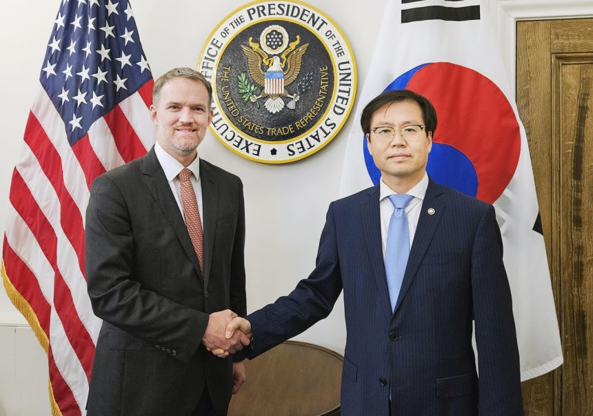 여한구 산업통상자원부 통상교섭본부장과 제이미슨 그리어 미국 무역대표부(USTR) 대표. 산업통상자원부