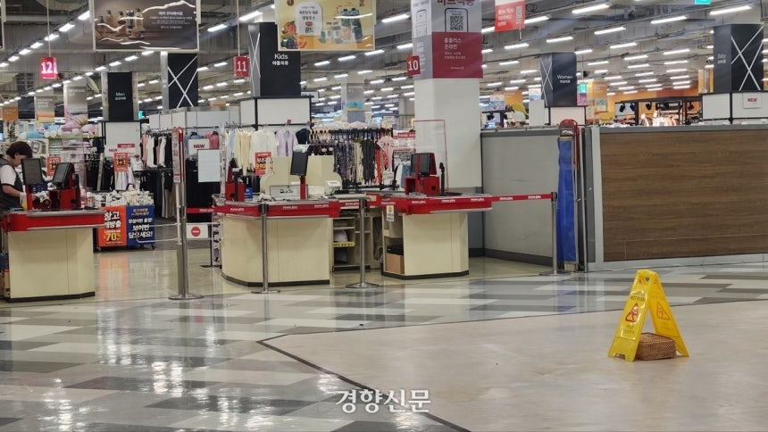 서울의 홈플러스 매장 곳곳이 임대 점포가 빠지면서 텅 비어 있다.이성희 기자