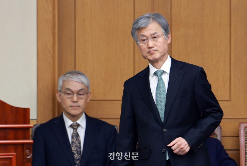 조희대 대법원장이 지난 12월 5일 서울 서초구 대법원에서 열린 전국법원장회의에서 인사말을 하기 위해 움직이고 있다.왼쪽은 천대엽 법원행정처장.이준헌 기자