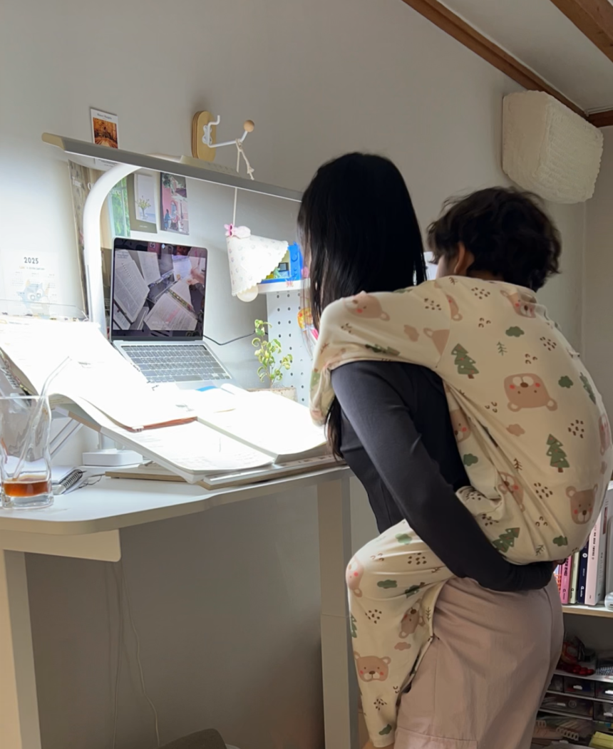 이노을씨(가명·@noeul._.t)의 책상 위 스탠드가 켜진다.9세,8세 두 아이가 잠에서 깨기 전까지 허락된 시간은 길어야 두 시간 남짓이다.이 불빛이 꺼질 때까지 그의 하루는 짧은 시간들로 쪼개져 흐른다.