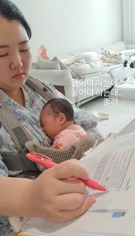 임가현씨(가명·@cta_ally)는 생후 50일을 넘긴 신생아를 키우며 세무사 시험을 준비 중인 그는 자신의 수험 일상을 인스타그램에 기록한다.그는 출산과 육아의 시간을‘비어있는 공백’으로 남겨두고 싶지 않았다.