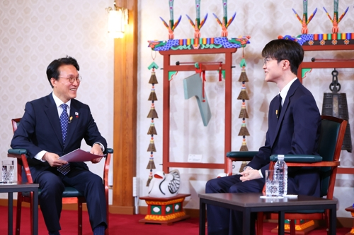 김민석 국무총리(왼쪽)가 지난 18일 서울 국무총리 공관에서 프로게이머 ‘페이커’ 이상혁 선수를 초청해 ‘제7차 토론나라: 총리의 인터뷰’를 진행하고 있다. 총리실 제공.