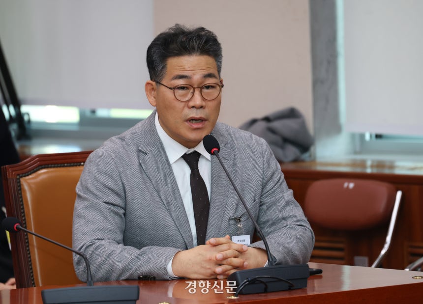 백해룡 경정이 지난 10월27일 국회 법제사법위원회에서 열린 2025년 국정감사에 출석해 의원들의 질의에 답변하고 있다.권도현 기자