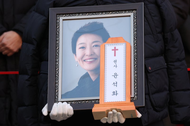 ‘신의 아그네스’ 배우 <b>윤석화 영면</b>···박상원 “누구보다 불꽃같은...