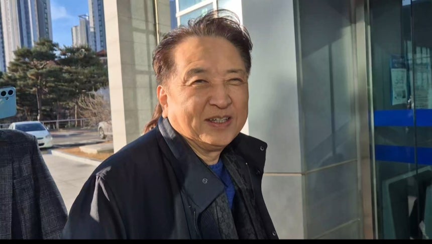 지역 체육계 인사들로부터 금전을 수수한 의혹을 받는 김영환 충북지사가 두 번째 소환조사를 받기 위해 21일 충북경찰청에 출석하고 있다.연합뉴스.