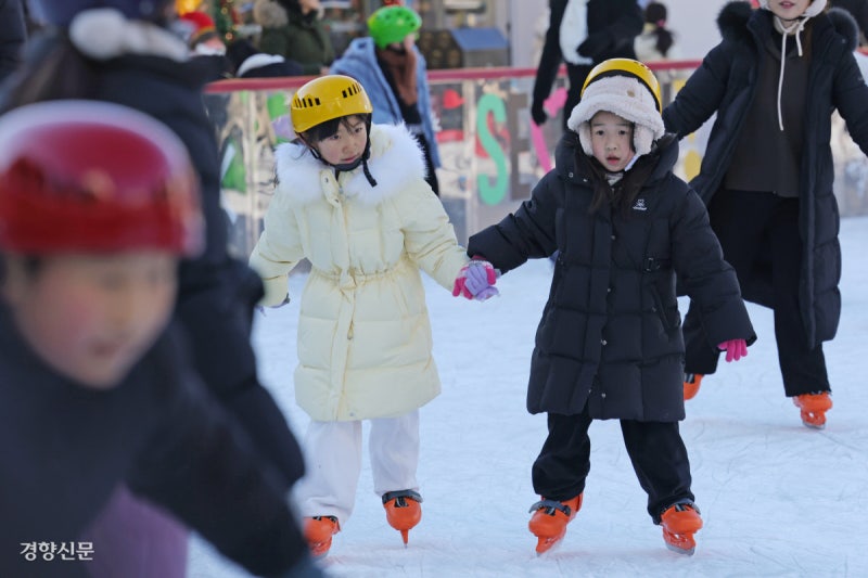 서울광장 스케이트장 ‘북적’[포토뉴스]
