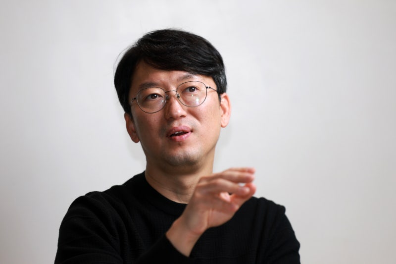 “SK그룹서 국민 돈 모아 계열사 투자, ‘이해충돌’ 어쩔 건가”