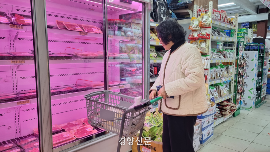 지난 18일 경기 안산시의 한 마트에서 문순덕씨가 미국산 소고기의 가격을 확인하고 있다.배재흥 기자