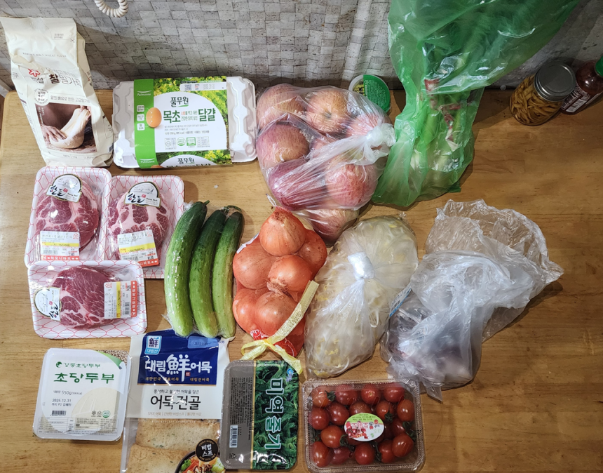 문순덕씨가 지난 18일 마트에서 산 식재료.총 9만8730원을 썼다.문순덕씨 제공