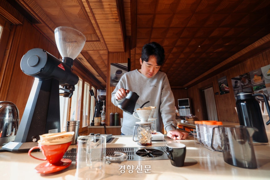 지난 21일 경기도 수원시 팔달구 베이커리카페 노스모크위드아웃파이어 교동점에서 조인희 사장이 핸드드립 커피를 내리고 있다.이준헌 기자