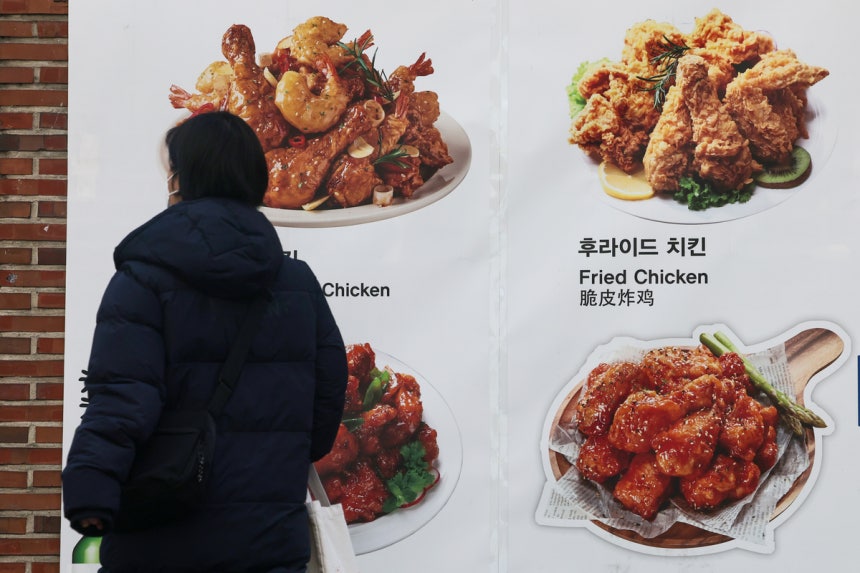 치킨 전문점의 메뉴 가격은 그대로 두고 무게를 줄이는 꼼수 인상‘슈링크플레이션’견제를 위해 중량 표시 제도가 도입될 예정인 가운데 지난 2일 서울 시내 한 치킨집.연합뉴스