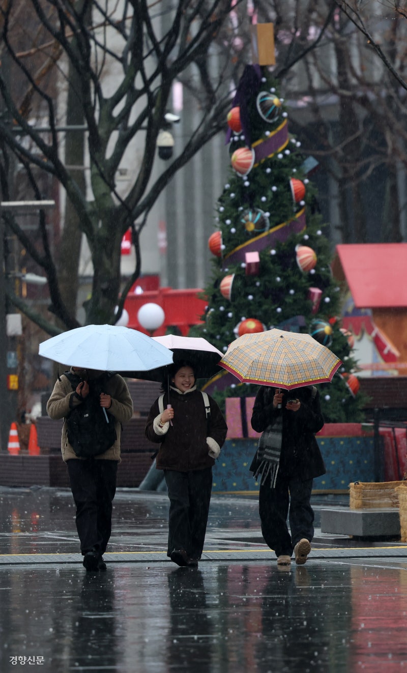 눈 대신 비, 살짝 아쉽지만…[포토뉴스]