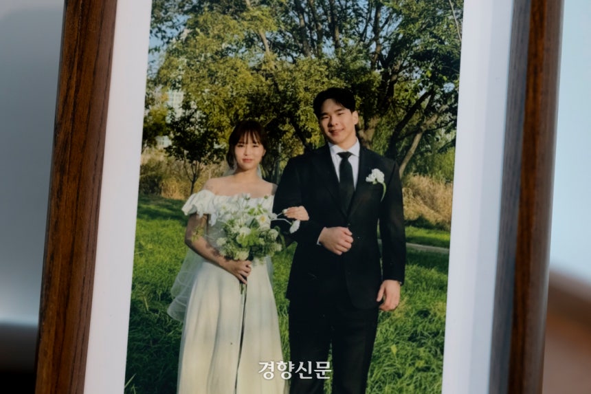 결혼식을 앞두고 12·29 무안공항 제주항공 참사로 목숨을 잃은 노상훈·윤휘수씨의 광주광역시 신혼집에 23일 웨딩촬영 사진이 놓여 있다.광주 l 문재원 기자