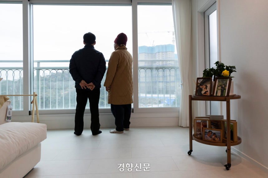 12·29 무안공항 제주항공 참사로 아들(노상훈)과 예비 며느리(윤휘수)를 잃은 노현수·나명례 씨가 23일 광주광역시에 위치한 아들 내외의 집에서 인터뷰를 마치고 창밖을 보고 있다.광주 l 문재원 기자