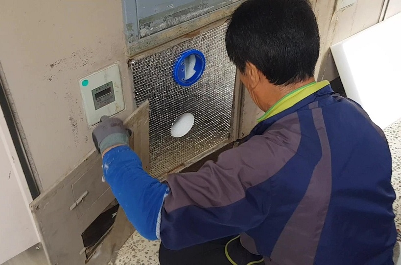 서울 시내 한 아파트에서 수도계량기 동파를 막기 위해 벽체형 계량기함 보온재를 부착하고 있다.서울시 제공