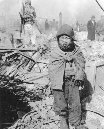 한국전쟁 시기 한 어린이가 폐허가 된 집터 위에 서 있다.미국 국립문서기록관리청 소장 자료다.도서출판 동녘 제공