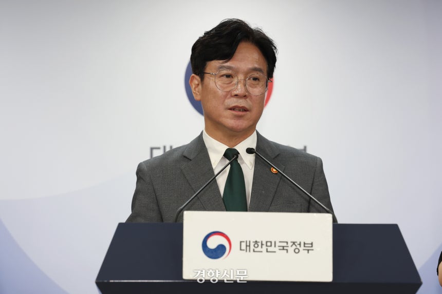 김영훈 고용노동부 장관이 정부서울청사에서 노조법 2·3조 개정안에 관한 브리핑을 하고 있다.정효진 기자