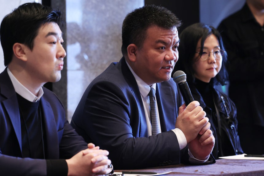 발리안 왕 한국화웨이 대표가 26일 서울 중구 더플라자호텔에서 열린‘화웨이 데이 2025’에서 취재진의 질문에 답하고 있다.연합뉴스