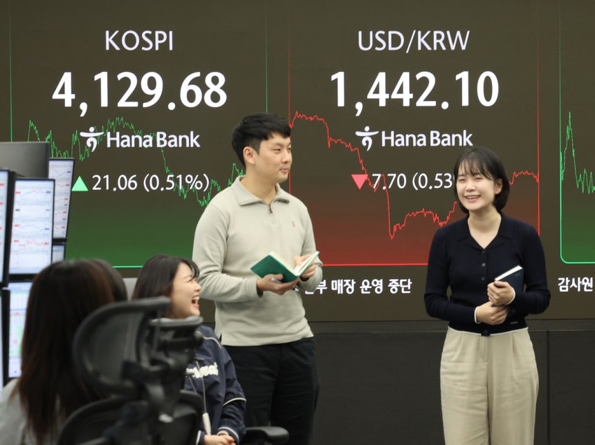 26일 서울 중구 하나은행 딜링룸에 코스피 종가가 표시돼 있다.연합뉴스