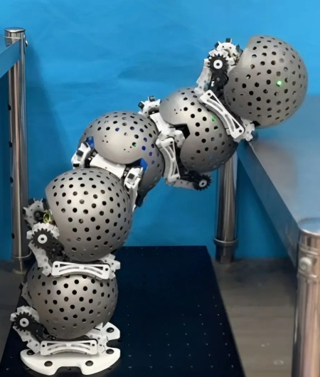 홍콩 중문대 연구진이 개발한 군집 로봇이 서로 결합돼 높은 테이블로 이동하는 모습.중문대 연구진 제공