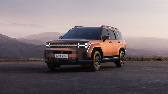 현대차도 전기차 판매 부진을 극복하기 위해 하이브리드카와 주행거리 연장형 전기차 등으로 눈길을 돌리고 있다. 사진은 산타페 하이브리드. 현대차 제공