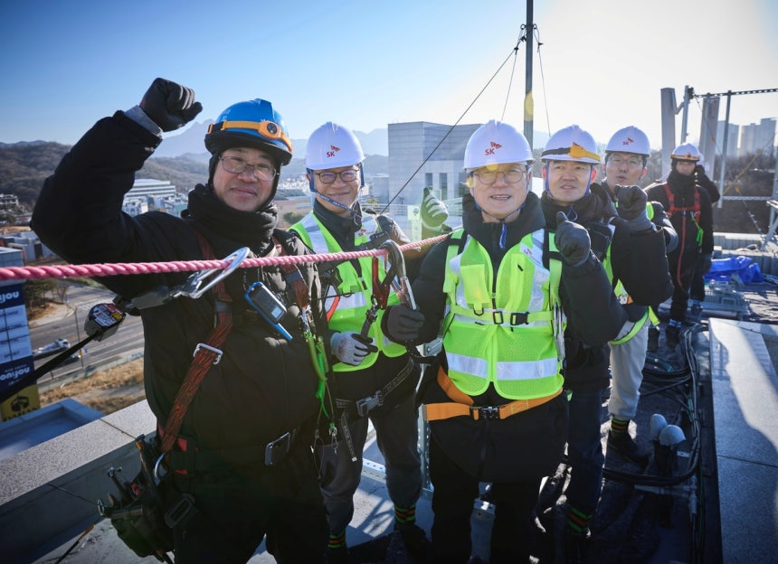 정재헌 SK텔레콤 최고경영자(왼쪽 세 번째)와 구성원들이 지난 26일 경기 고양 기지국 설치 작업 현장에서 기념촬영을 하고 있다.SK텔레콤 제공