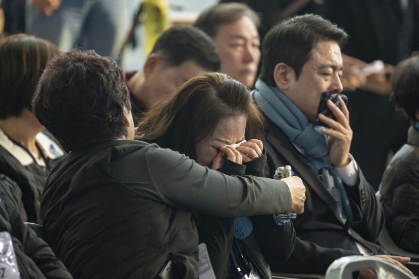 29일 전라남도 무안군 무안국제공항 여객터미널에서 열린 12ㆍ29 여객기 참사 1주기 추모식에서 유가족들이 눈물을 흘리고 있다.연합뉴스